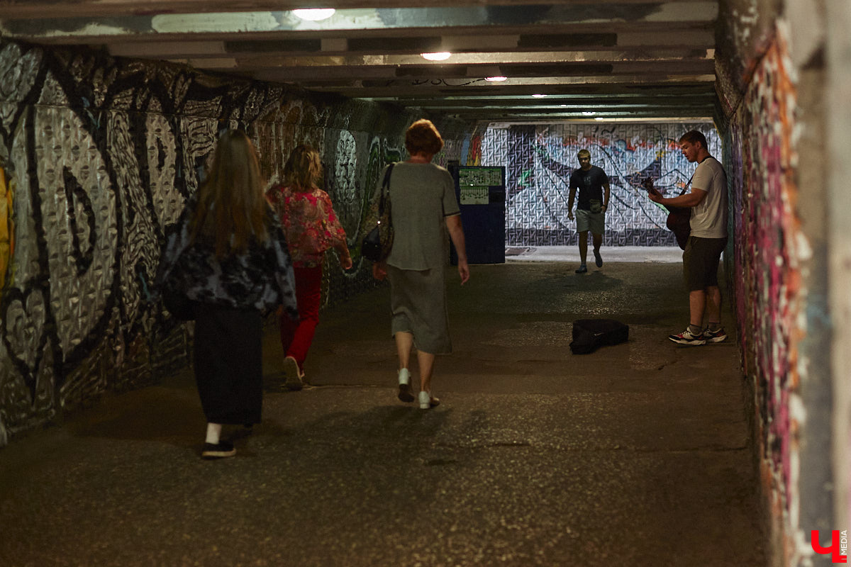 Вы часто пользуетесь подземными пешеходными переходами? В областном центре таких всего три, но назвать их образцово-показательными, к сожалению, нельзя. «Ключ-Медиа» спустился в тоннели под проезжей частью, чтобы показать, почему.
