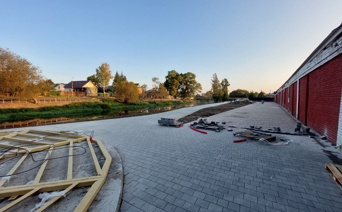 В Судогде продолжается строительство набережной, которое началось еще летом. Благоустроенное общественное пространство вдоль реки появится там до конца декабря 2023-го. Что было сделано за это время и что мы увидим в итоге?