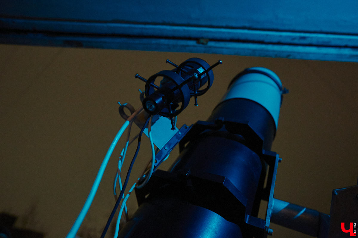 Астроном-любитель из Владимира Антон Андрианов снял с балкона обычной многоэтажки планеты-гиганты. В объектив его телескопа попали Юпитер, Сатурн и Уран. Также молодой человек смог запечатлеть на фото туманность Андромеды и Ведьмину Метлу.