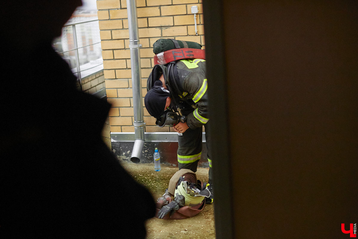 Во Владимире прошли соревнования пожарных по скоростному подъему на высотное здание. 70 спасателей в полной экипировке весом более 20 килограммов на время поднимались на 21-й этаж. Рассказываем и показываем, как это было, в нашем фоторепортаже.
