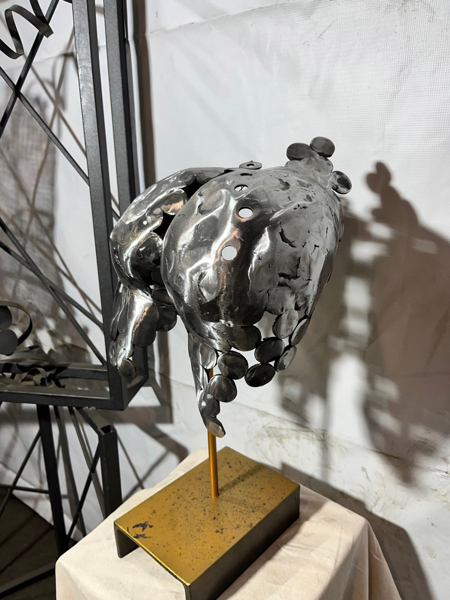 Авторская скульптура жителя Мурома Антона Клепикова на тему экологии будет представлена в Нью-Йорке. Композиция называется Harmony or Devastation. С помощью металла молодой человек говорит об ответственности людей за то, что происходит с природой.