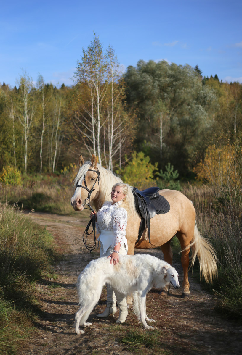 Эта фотосессия дамы на коне отлично передает атмосферу загородной жизни привилегированного сословия. А ведь Алена Гусенкова-Лебедева сама является хозяйкой лошади и собаки породы русская борзая, поэтому творческая съемка в аристократическом стиле вместе с любимыми питомцами для нее была вполне органична.