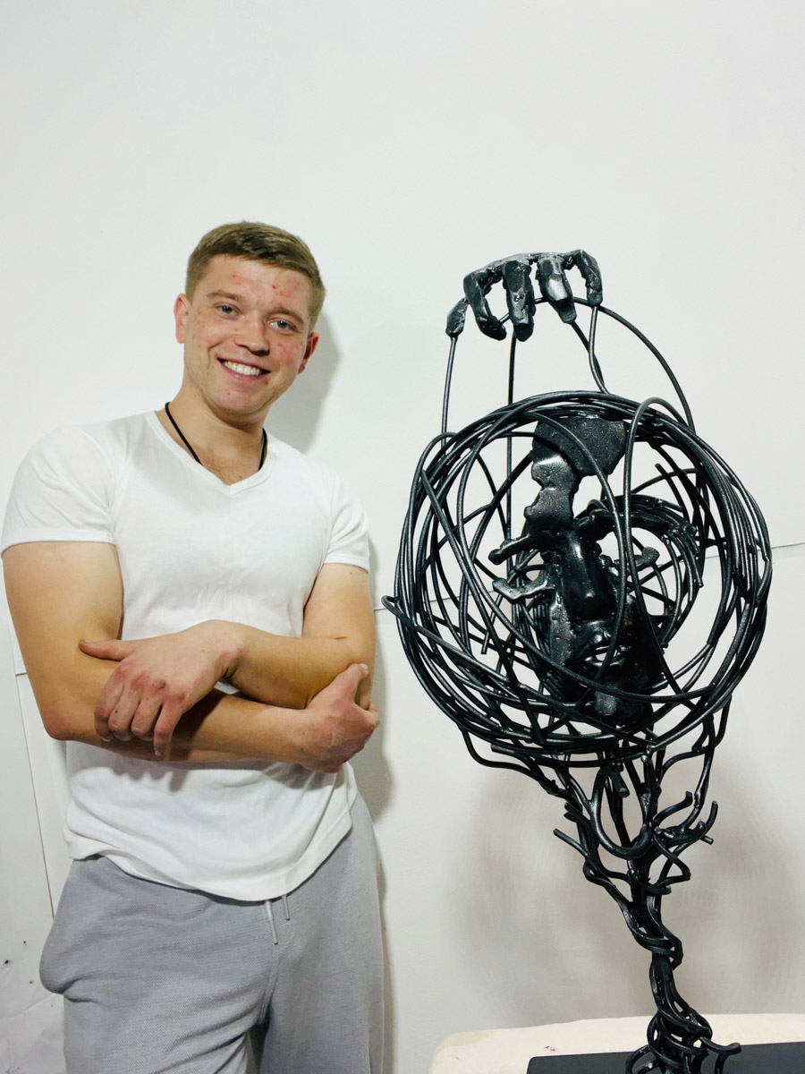 Муромский скульптор Антон Клепиков продает свою композицию «Гармония и разрушение» на выставке в Нью-Йорке. Работу оценили в три тысячи долларов. И на что потратить эти деньги, молодой человек уже знает.