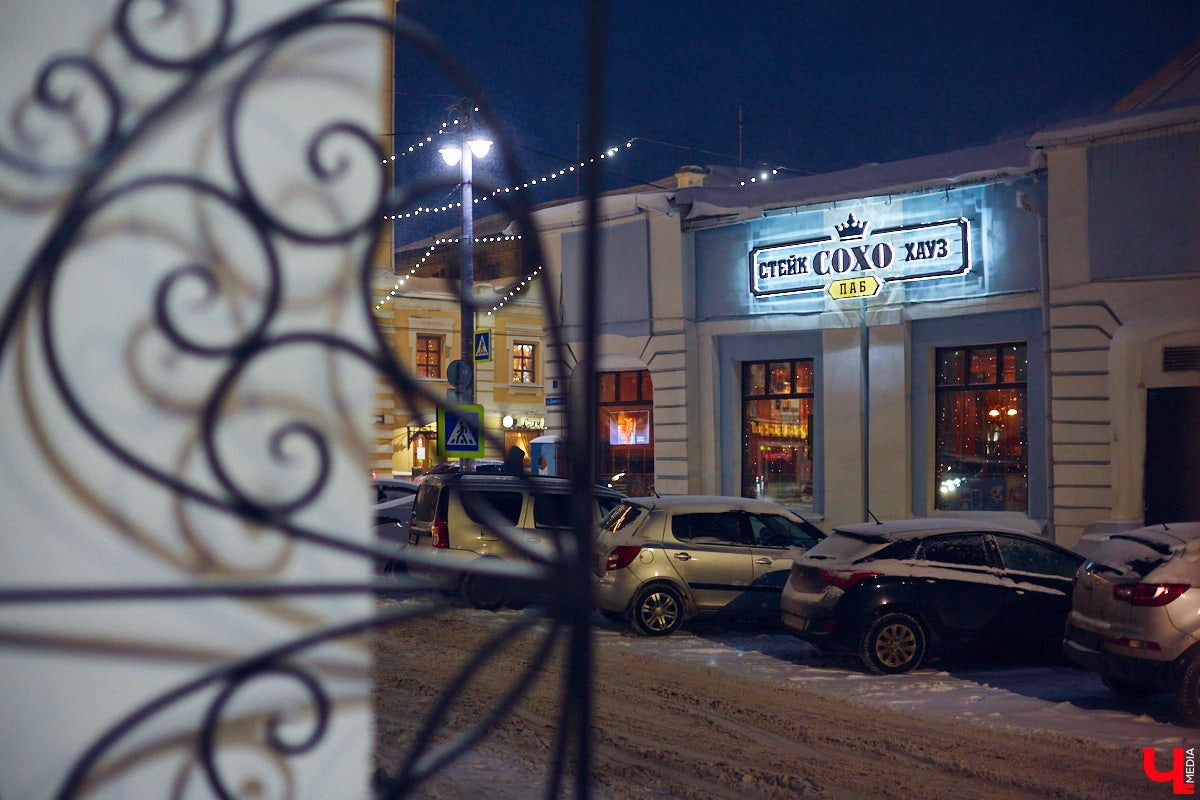Этот дом во Владимире смотрит своим фасадом на улицу Большую Московскую, тем не менее адрес его: Девическая, 1. Сейчас все здание занимает ресторан «Сохо», позиционирующий себя как Steak House. Но начиналась его история с городской усадьбы, а продолжилась как доходный дом. Потом в нем был дореволюционный торговый центр, советский магазин и казино в лихие 90-е.
