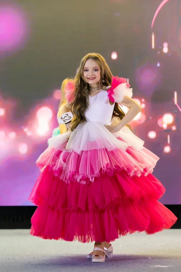 Сразу три очаровательные жительницы Коврова и Судогды в возрасте от 5 до 15 лет приняли участие во всероссийском детском конкурсе красоты и талантов. И отлично показали себя, получив короны победительниц в своих возрастных категориях и признание в номинациях.
