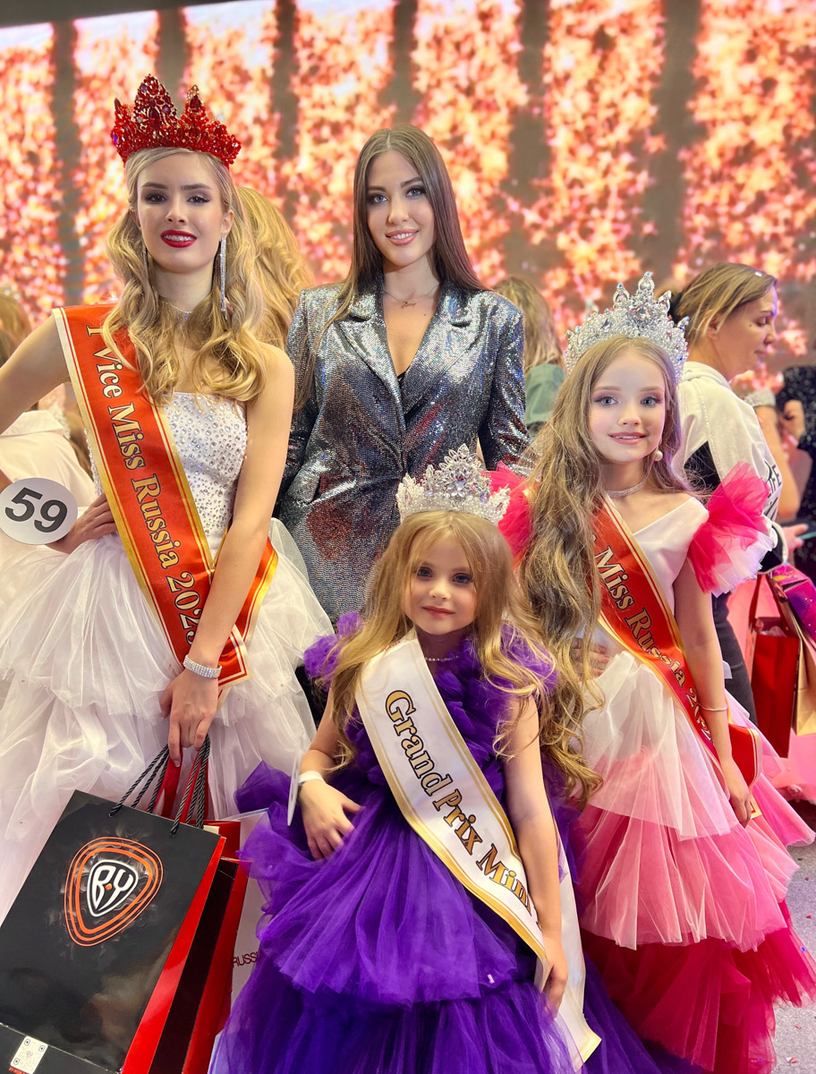 Сразу три очаровательные жительницы Коврова и Судогды в возрасте от 5 до 15 лет приняли участие во всероссийском детском конкурсе красоты и талантов. И отлично показали себя, получив короны победительниц в своих возрастных категориях и признание в номинациях.