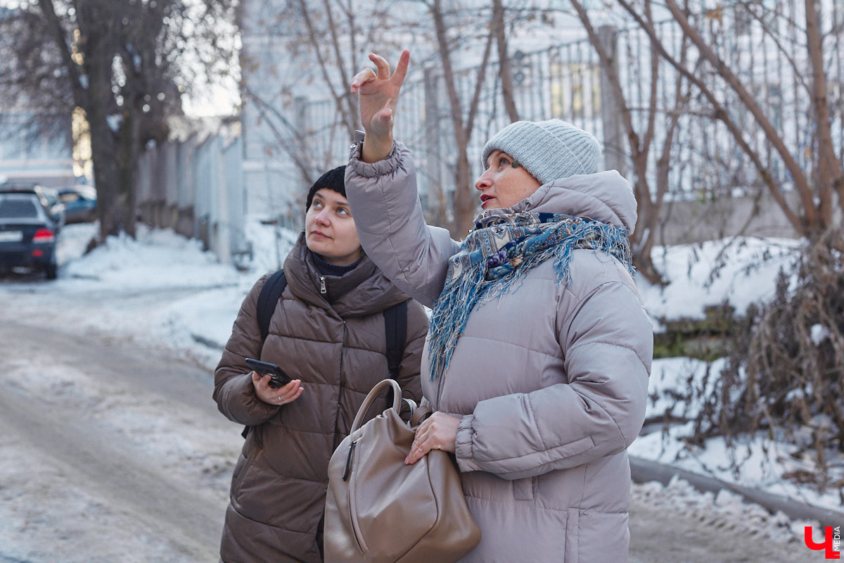 Экскурсоводы то и дело призывают владимирцев поднимать глаза, ведь вокруг столько красоты! На этот раз мы решили задрать головы повыше и рассмотреть уникальные образцы плотницкой работы – наличники. В самом сердце областной столицы вместе с «Ключ-Медиа» их искала и «читала» блогер-краевед Дарья Ермолина.