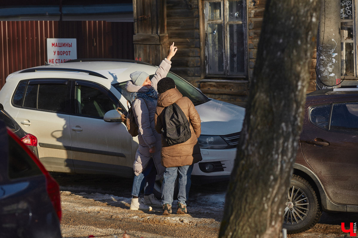 Экскурсоводы то и дело призывают владимирцев поднимать глаза, ведь вокруг столько красоты! На этот раз мы решили задрать головы повыше и рассмотреть уникальные образцы плотницкой работы – наличники. В самом сердце областной столицы вместе с «Ключ-Медиа» их искала и «читала» блогер-краевед Дарья Ермолина.