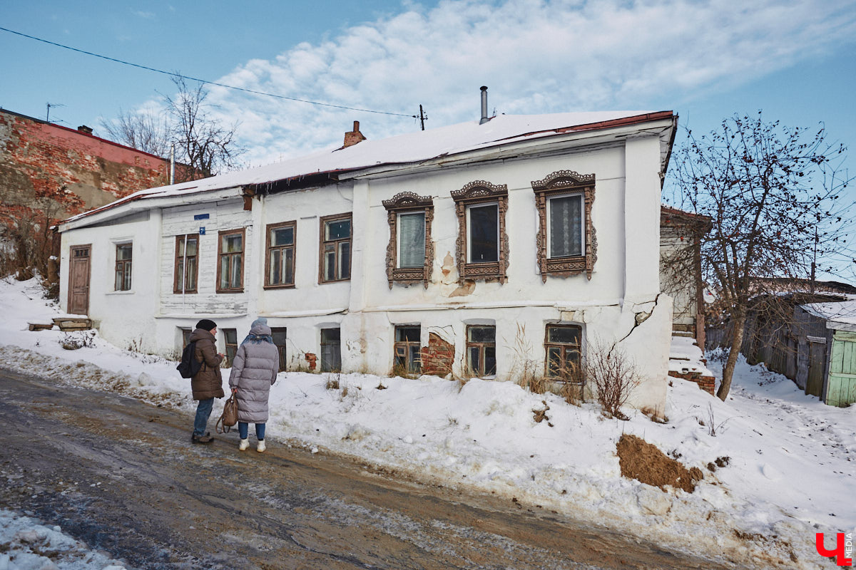 Экскурсоводы то и дело призывают владимирцев поднимать глаза, ведь вокруг столько красоты! На этот раз мы решили задрать головы повыше и рассмотреть уникальные образцы плотницкой работы – наличники. В самом сердце областной столицы вместе с «Ключ-Медиа» их искала и «читала» блогер-краевед Дарья Ермолина.