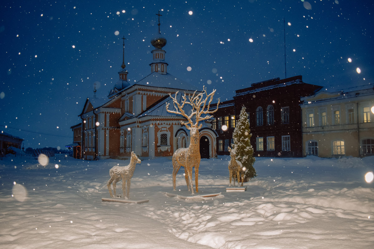Вчера Суздаль официально стал новогодней столицей России. Праздничные торжества открыл главный зимний волшебник страны. Специально на мероприятие Дед Мороз прибыл из Великого Устюга. Шоу на главной сцене города-музея продолжалось более трех часов.