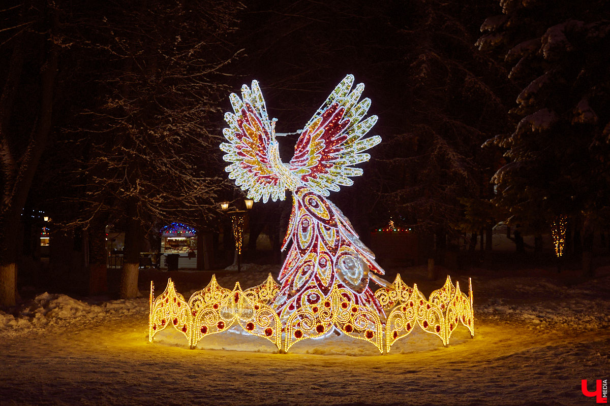 В центре Владимира установили новогоднюю композицию из ландшафтных светильников. Необычный арт-объект появился возле Золотых ворот, издалека он напоминает ледяные скульптуры. Подарил заснеженный лес городу неизвестный спонсор.
