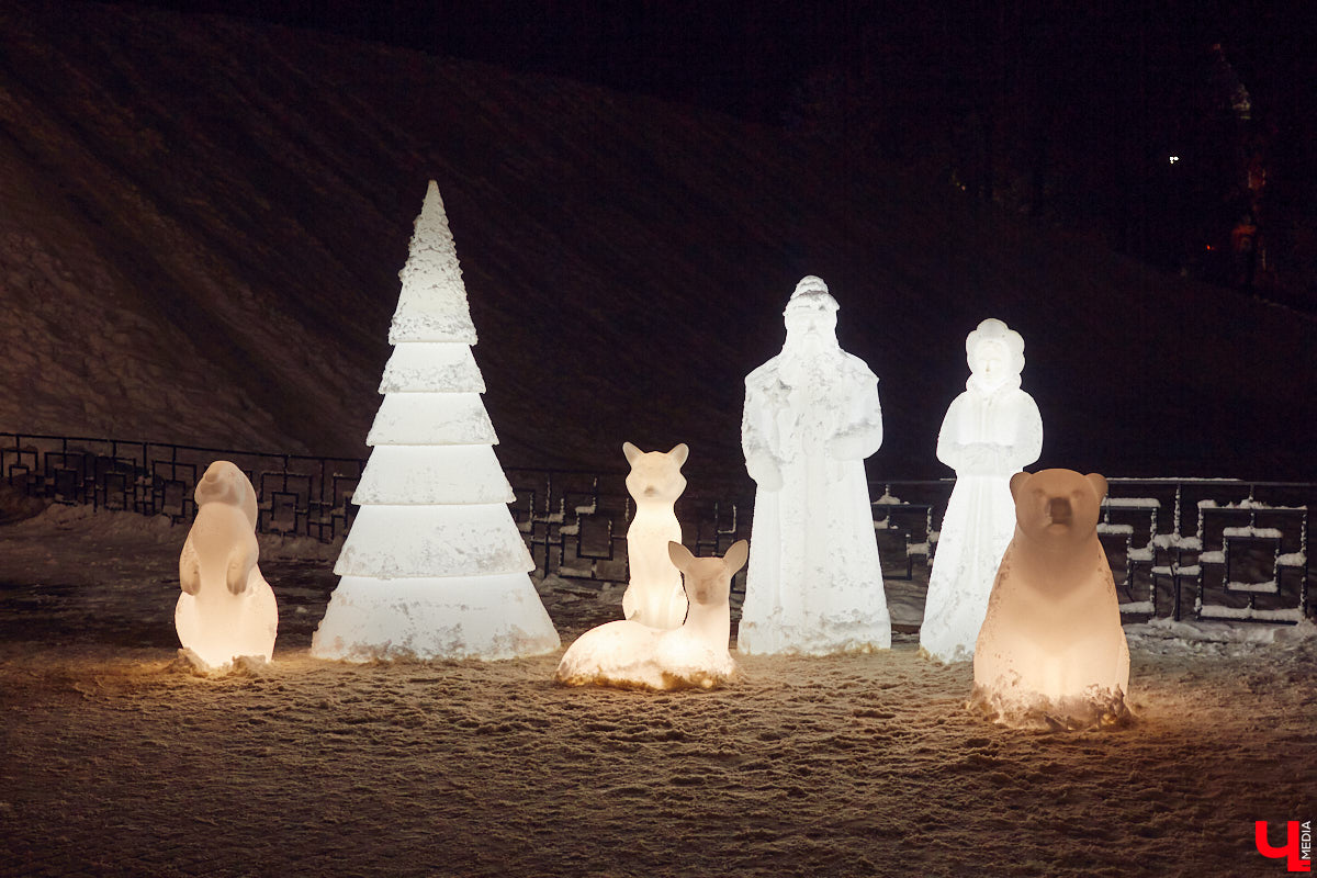 В центре Владимира установили новогоднюю композицию из ландшафтных светильников. Необычный арт-объект появился возле Золотых ворот, издалека он напоминает ледяные скульптуры. Подарил заснеженный лес городу неизвестный спонсор.