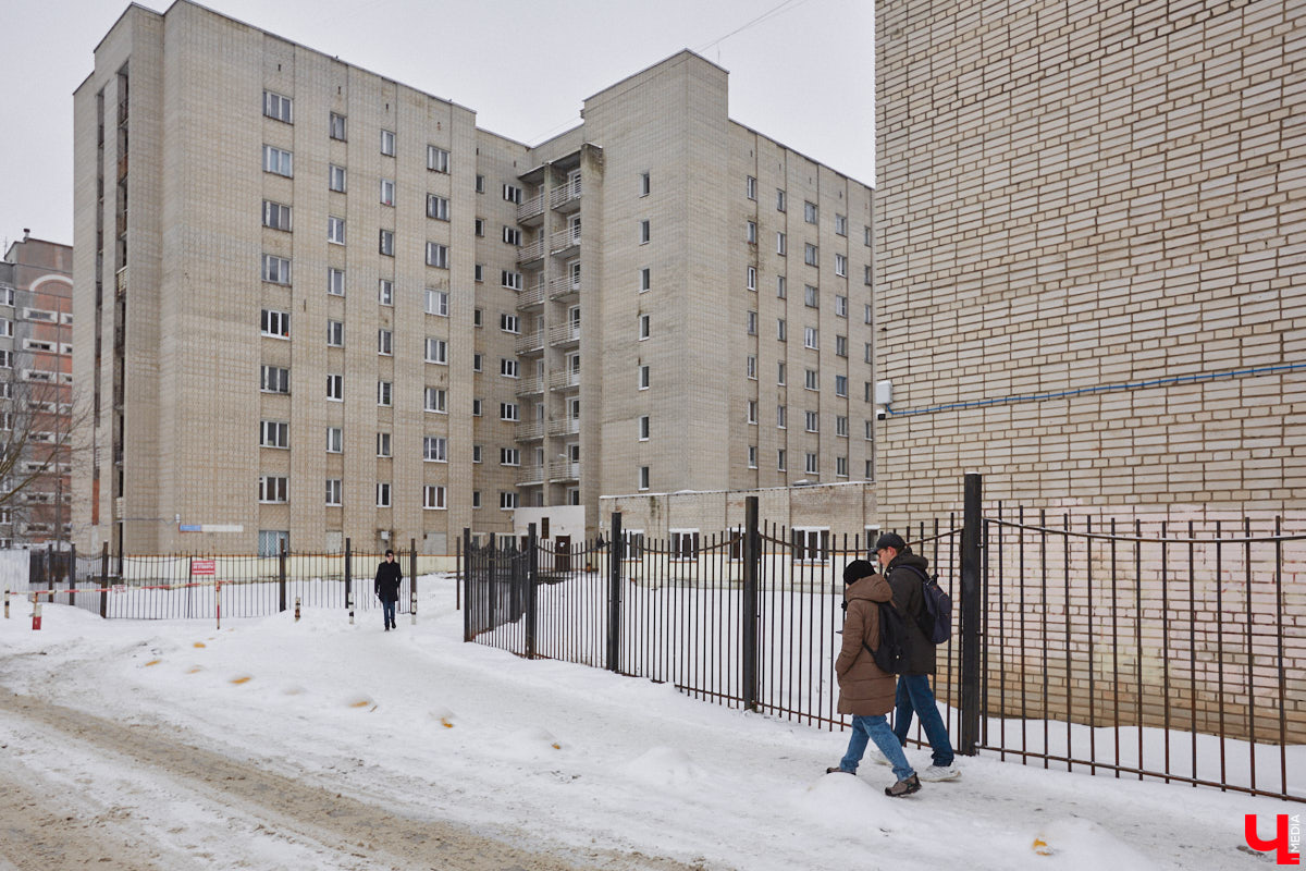 Студенческие общежития появились во Владимире еще несколько веков назад. Конечно, не в такой форме, к которой мы привыкли. Какими же были места обитания учащихся и как они менялись с ходом времени, «Ключ-Медиа» разбирался вместе с краеведом Андреем Ершовым.