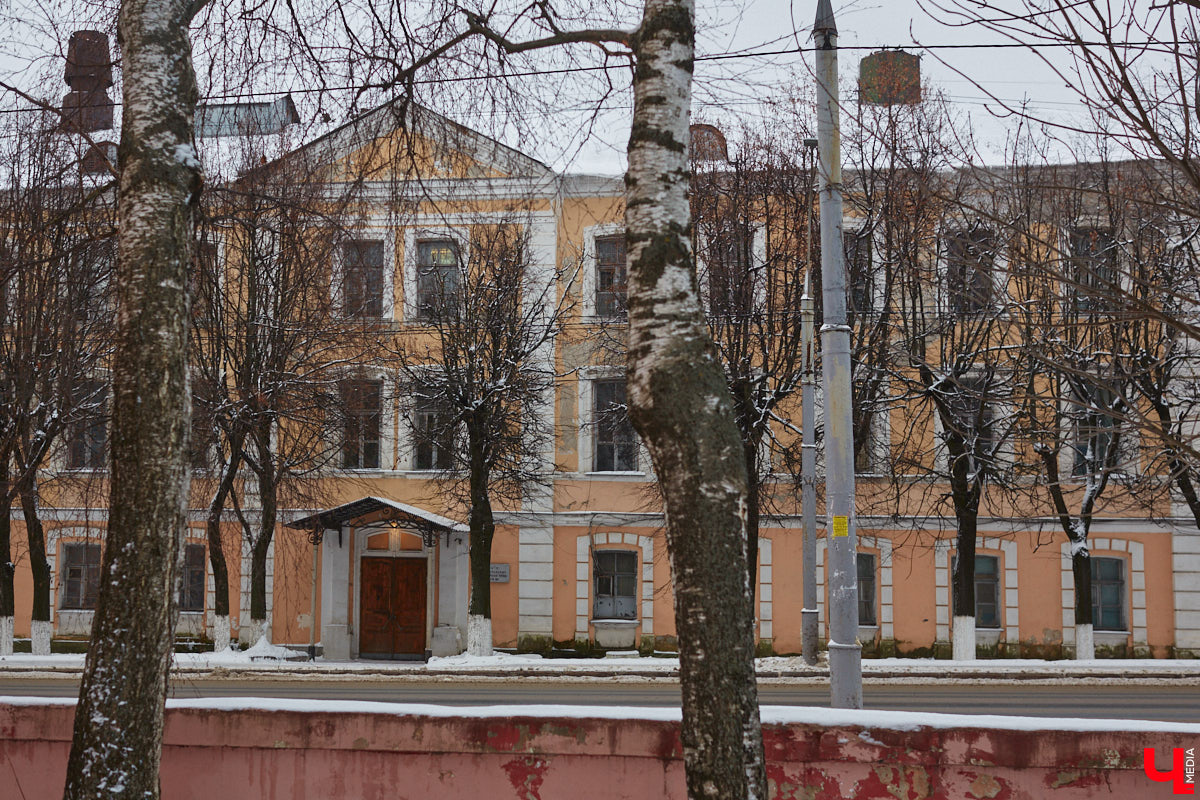 Студенческие общежития появились во Владимире еще несколько веков назад. Конечно, не в такой форме, к которой мы привыкли. Какими же были места обитания учащихся и как они менялись с ходом времени, «Ключ-Медиа» разбирался вместе с краеведом Андреем Ершовым.