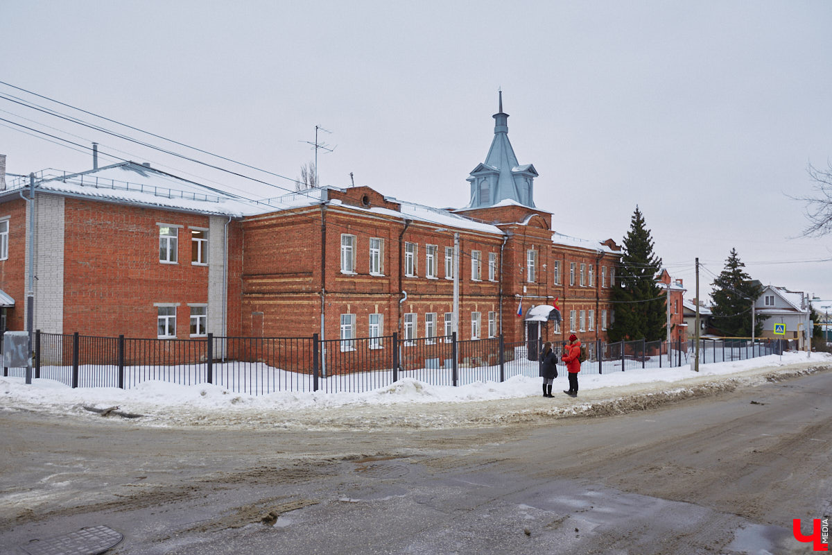 Студенческие общежития появились во Владимире еще несколько веков назад. Конечно, не в такой форме, к которой мы привыкли. Какими же были места обитания учащихся и как они менялись с ходом времени, «Ключ-Медиа» разбирался вместе с краеведом Андреем Ершовым.