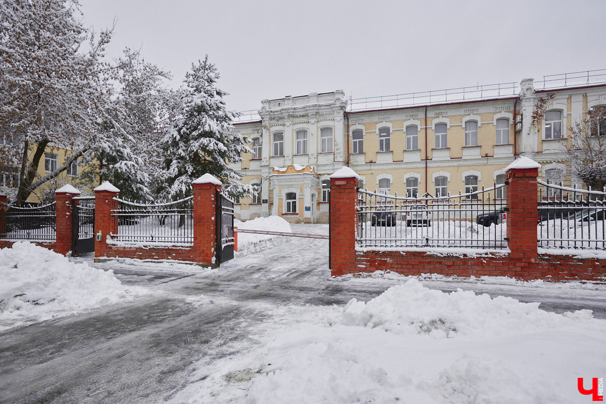 Студенческие общежития появились во Владимире еще несколько веков назад. Конечно, не в такой форме, к которой мы привыкли. Какими же были места обитания учащихся и как они менялись с ходом времени, «Ключ-Медиа» разбирался вместе с краеведом Андреем Ершовым.