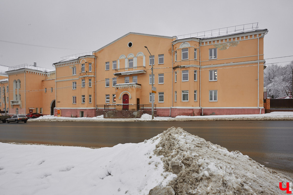 Студенческие общежития появились во Владимире еще несколько веков назад. Конечно, не в такой форме, к которой мы привыкли. Какими же были места обитания учащихся и как они менялись с ходом времени, «Ключ-Медиа» разбирался вместе с краеведом Андреем Ершовым.