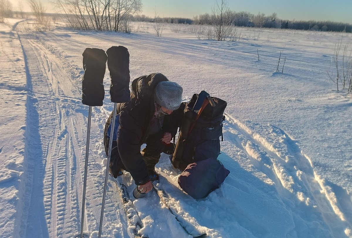 Пока все прятались по домам, владимирские туристы даже не планировали отменять свой традиционный поход. Несмотря на мороз, четверо экстремалов отправились в путешествие на лыжах с ночевкой. За два дня они прошли 40 км по заснеженному маршруту.