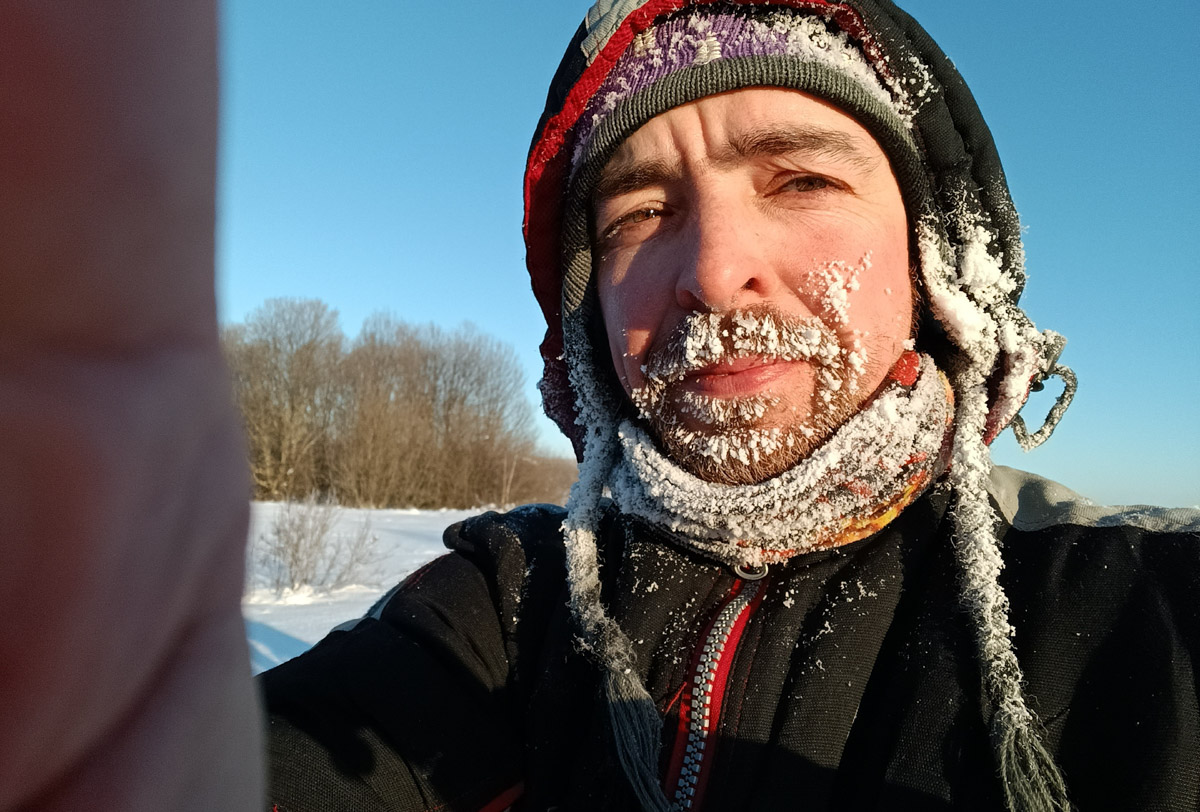 Пока все прятались по домам, владимирские туристы даже не планировали отменять свой традиционный поход. Несмотря на мороз, четверо экстремалов отправились в путешествие на лыжах с ночевкой. За два дня они прошли 40 км по заснеженному маршруту.