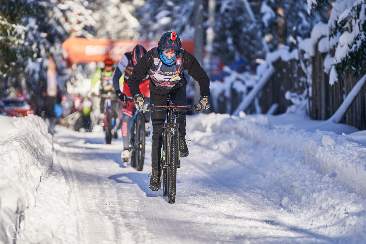 Прошедшие зимние выходные во Владимирской области были по-настоящему яркими. В регионе прошли сразу три атмосферные гонки. В Ковровском районе соревновались на собачьих упряжках и мотоциклах, а в Гусь-Хрустальном — на велосипедах и лыжах.