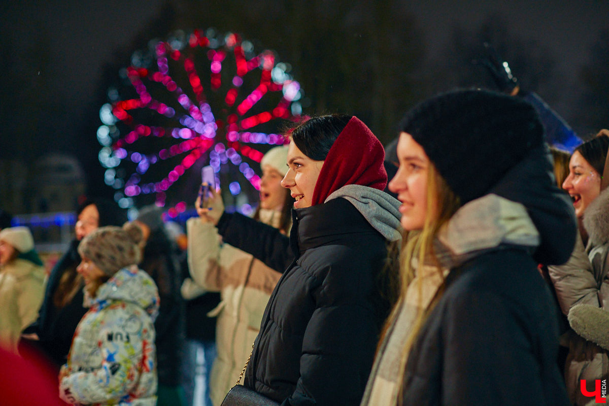 Владимирская молодежь весело отметила День студента на катке в Центральном парке. Фотозона в стиле сериала «Слово пацана», ретрофото в шубах, танцы на льду и «зеркальные люди». Смотрите фоторепортаж с праздника на сайте «Ключ-Медиа».