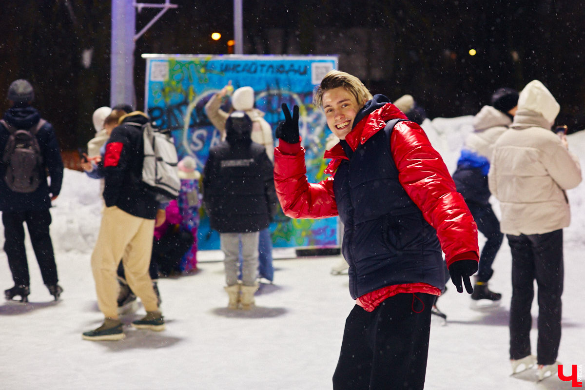 Владимирская молодежь весело отметила День студента на катке в Центральном парке. Фотозона в стиле сериала «Слово пацана», ретрофото в шубах, танцы на льду и «зеркальные люди». Смотрите фоторепортаж с праздника на сайте «Ключ-Медиа».