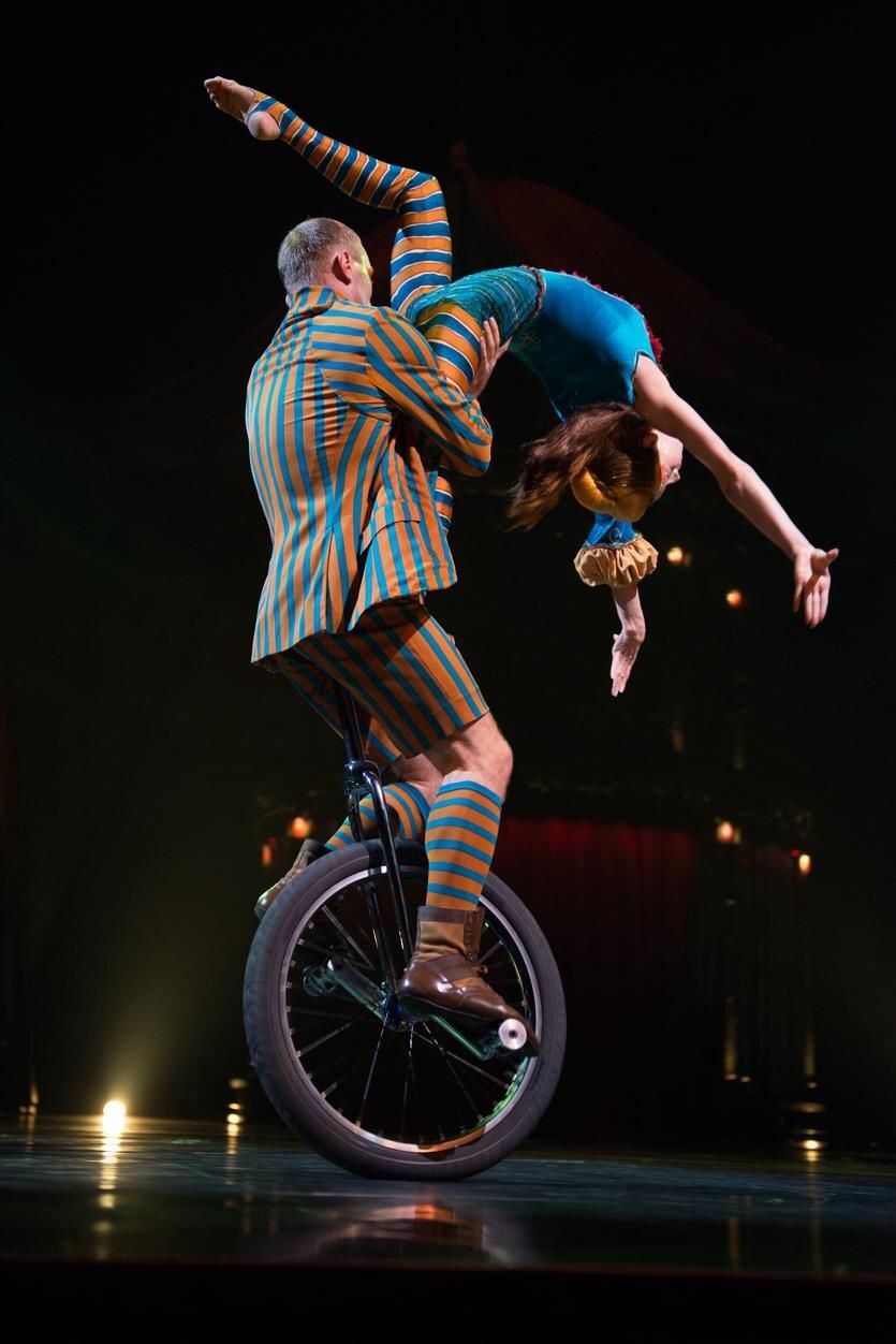 Ольга Тутынина 13 лет отработала в самом знаменитом развлекательном шоу планеты — Cirque du Soleil. Она успела объехать с цирком десятки стран, а сейчас тренирует детей в родном городе. О том, как выступала в легендарном проекте и почему решила вернуться домой, воздушная гимнастка рассказала нам в интервью.