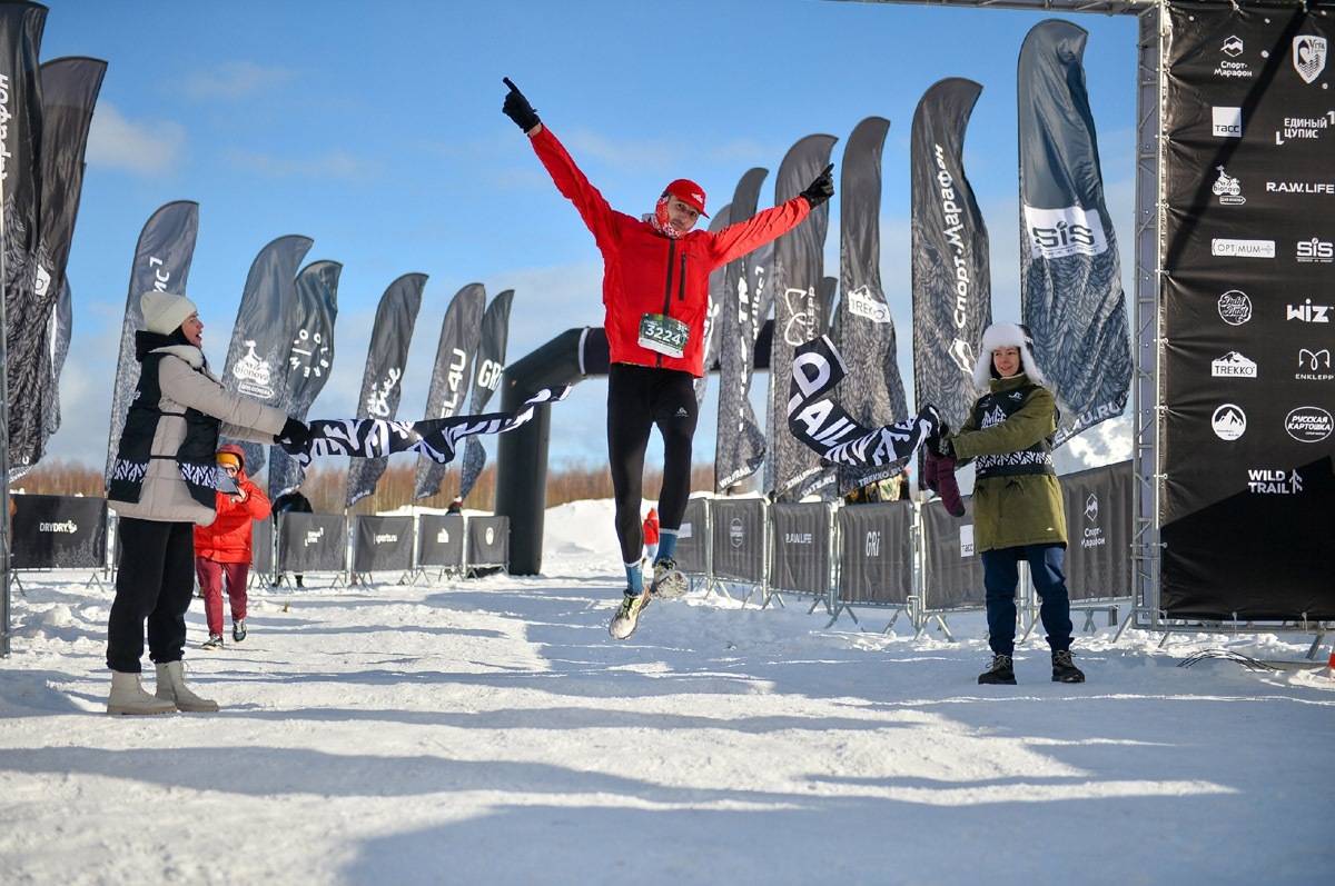 Владимирский трейлраннер Дмитрий Шунин выиграл сразу две гонки популярного зимнего старта Winter Wild Trail. Спортсмен пришел первым не только на дистанции 33 километра в обычной экипировке, но и в забеге на 900 метров в плавках и купальниках