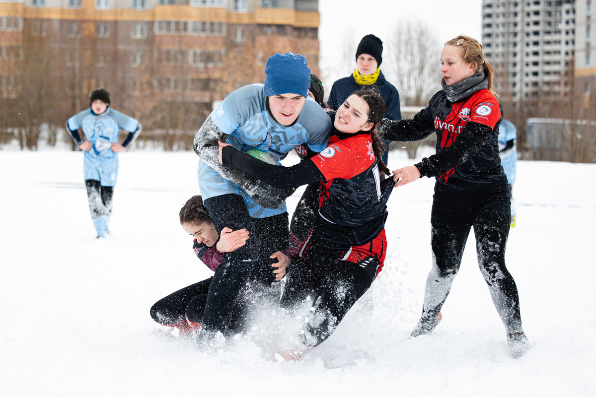 Во Владимире прошли еще одни насыщенные выходные, ведь в городе устроили турнир по снежному регби «Северный ветер». Игра с мячом овальной формы продолжалась два дня. Сначала на поле в рамках соревнований вышли дети, а потом и взрослые сборные.