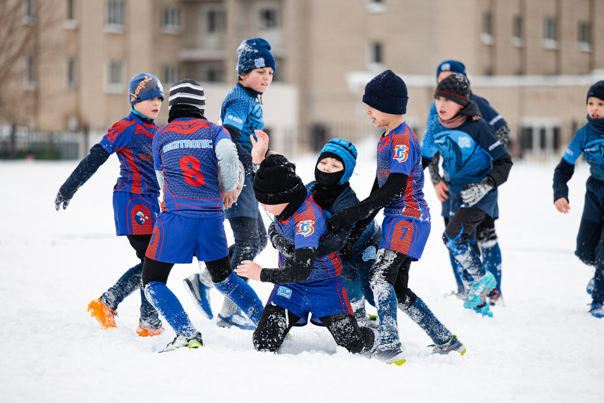 Во Владимире прошли еще одни насыщенные выходные, ведь в городе устроили турнир по снежному регби «Северный ветер». Игра с мячом овальной формы продолжалась два дня. Сначала на поле в рамках соревнований вышли дети, а потом и взрослые сборные.
