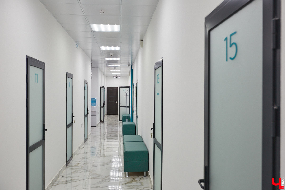 В Вязниках состоялось торжественное открытие новой поликлиники — первого филиала ковровского Первого клинического медицинского центра. Это значит, что любой пациент, обратившийся туда за медицинской помощью, сможет рассчитывать на всю мощь инфраструктуры ПКМЦ.