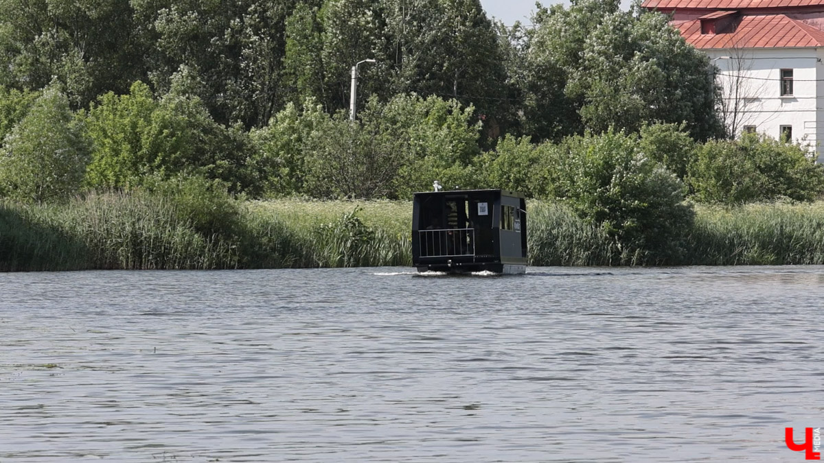 Во Владимирской области активно взялись за развитие водного туризма. Сплавляться по малым рекам предлагается на кемпботах — необычных домах, сочетающих в себе возможности прогулочной яхты и кемпера. Первое судно уже спустили на воду, в перспективе планируют построить еще 30 и доработать инфраструктуру.