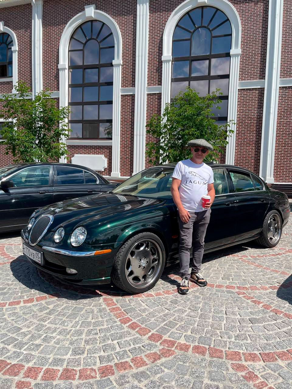 Они стояли перед отелем, сверкая на солнце хромированными деталями кузова. Семнадцать разных авто одной марки на парковке однозначно произвели невероятный эффект. Первую встречу владельцев «Ягуаров» во Владимире организовал Олег Костенко, с чьим роскошным Jaguar S-type 1999 года мы с вами уже знакомились.