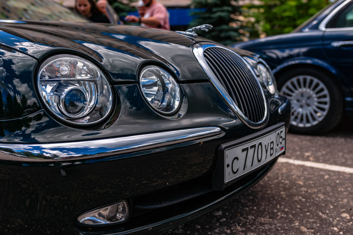 Они стояли перед отелем, сверкая на солнце хромированными деталями кузова. Семнадцать разных авто одной марки на парковке однозначно произвели невероятный эффект. Первую встречу владельцев «Ягуаров» во Владимире организовал Олег Костенко, с чьим роскошным Jaguar S-type 1999 года мы с вами уже знакомились.