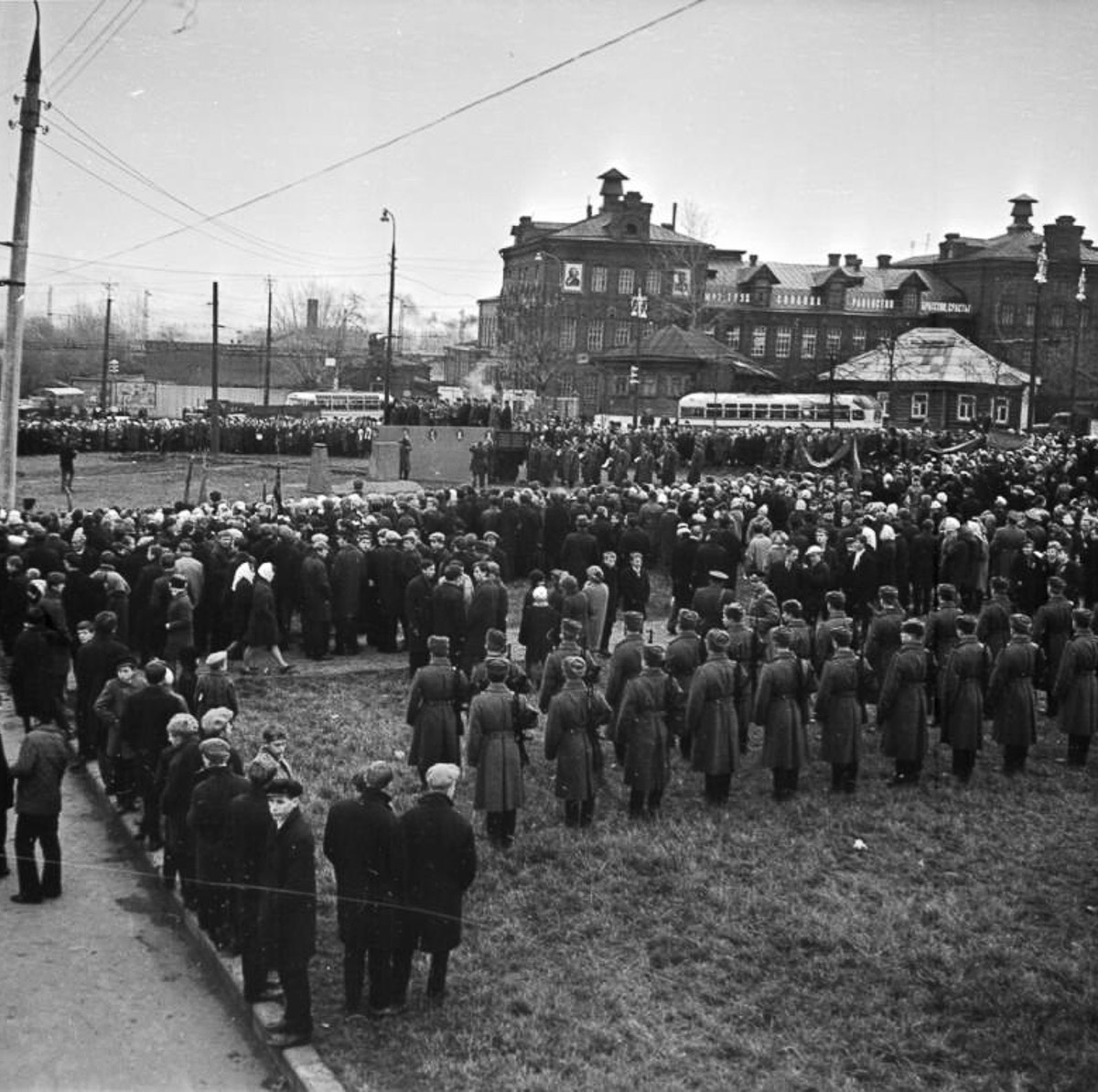 12 июля 1974 года во Владимире, на площади Фрунзе, открыли монумент в честь известного революционера, военачальника Михаила Фрунзе. Памятник представляет собой бронзовую фигуру высотой 5 метров, которая установлена на четырехметровом гранитном блоке. К ней с трех сторон ведут лестницы, а обширная площадка вокруг явно была рассчитана на массовые партийно-комсомольские мероприятия. Величественный монумент являлся главной доминантой площади до тех пор, пока за его спиной не выстроили большой торгово-офисный центр. Но это далеко не единственные удивительные факты о памятнике Фрунзе.