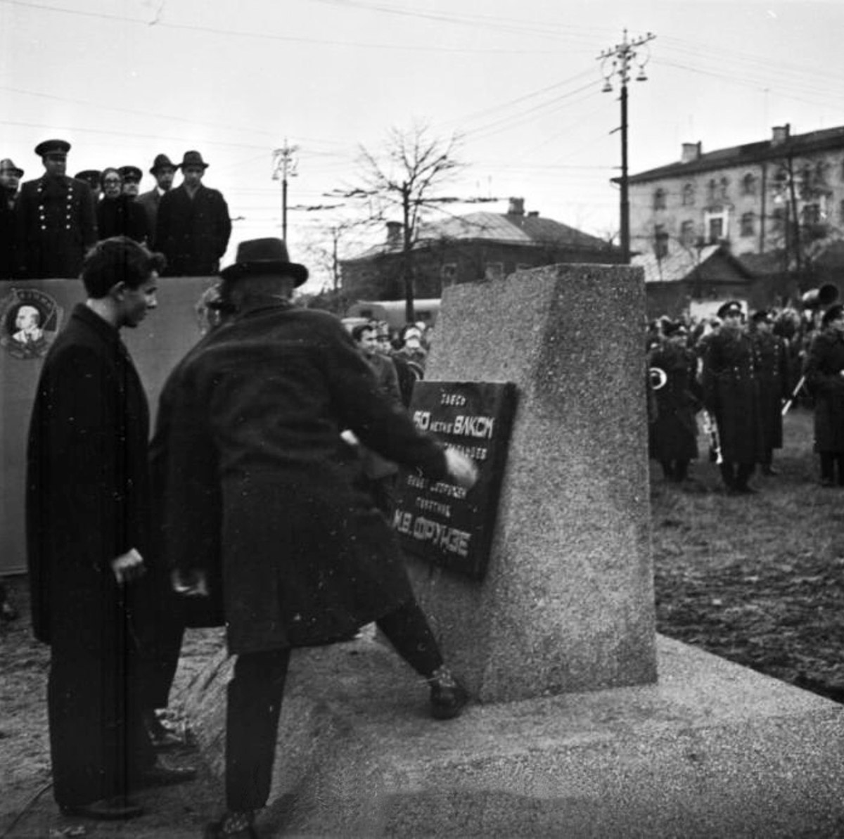 12 июля 1974 года во Владимире, на площади Фрунзе, открыли монумент в честь известного революционера, военачальника Михаила Фрунзе. Памятник представляет собой бронзовую фигуру высотой 5 метров, которая установлена на четырехметровом гранитном блоке. К ней с трех сторон ведут лестницы, а обширная площадка вокруг явно была рассчитана на массовые партийно-комсомольские мероприятия. Величественный монумент являлся главной доминантой площади до тех пор, пока за его спиной не выстроили большой торгово-офисный центр. Но это далеко не единственные удивительные факты о памятнике Фрунзе.