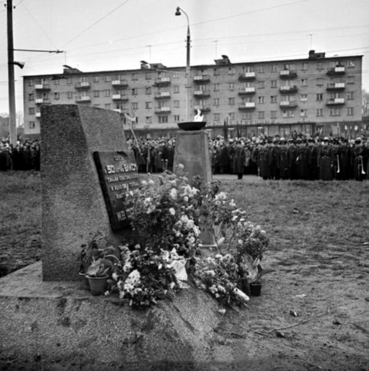 12 июля 1974 года во Владимире, на площади Фрунзе, открыли монумент в честь известного революционера, военачальника Михаила Фрунзе. Памятник представляет собой бронзовую фигуру высотой 5 метров, которая установлена на четырехметровом гранитном блоке. К ней с трех сторон ведут лестницы, а обширная площадка вокруг явно была рассчитана на массовые партийно-комсомольские мероприятия. Величественный монумент являлся главной доминантой площади до тех пор, пока за его спиной не выстроили большой торгово-офисный центр. Но это далеко не единственные удивительные факты о памятнике Фрунзе.