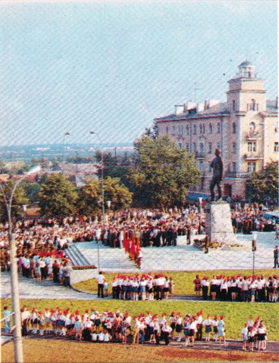 12 июля 1974 года во Владимире, на площади Фрунзе, открыли монумент в честь известного революционера, военачальника Михаила Фрунзе. Памятник представляет собой бронзовую фигуру высотой 5 метров, которая установлена на четырехметровом гранитном блоке. К ней с трех сторон ведут лестницы, а обширная площадка вокруг явно была рассчитана на массовые партийно-комсомольские мероприятия. Величественный монумент являлся главной доминантой площади до тех пор, пока за его спиной не выстроили большой торгово-офисный центр. Но это далеко не единственные удивительные факты о памятнике Фрунзе.