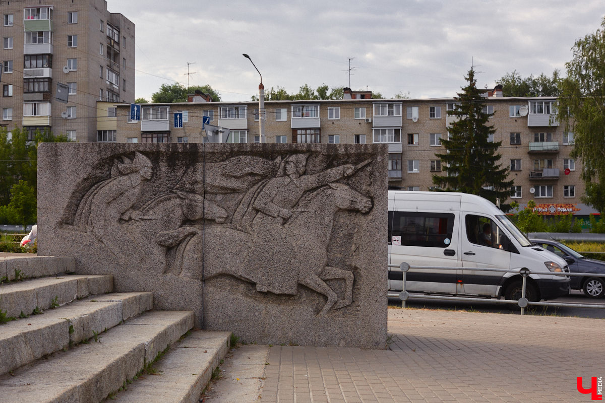 12 июля 1974 года во Владимире, на площади Фрунзе, открыли монумент в честь известного революционера, военачальника Михаила Фрунзе. Памятник представляет собой бронзовую фигуру высотой 5 метров, которая установлена на четырехметровом гранитном блоке. К ней с трех сторон ведут лестницы, а обширная площадка вокруг явно была рассчитана на массовые партийно-комсомольские мероприятия. Величественный монумент являлся главной доминантой площади до тех пор, пока за его спиной не выстроили большой торгово-офисный центр. Но это далеко не единственные удивительные факты о памятнике Фрунзе.