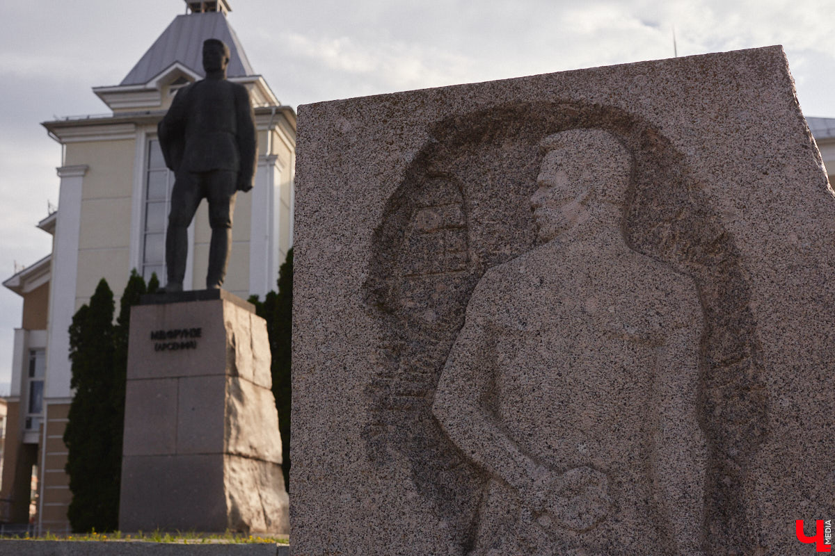 12 июля 1974 года во Владимире, на площади Фрунзе, открыли монумент в честь известного революционера, военачальника Михаила Фрунзе. Памятник представляет собой бронзовую фигуру высотой 5 метров, которая установлена на четырехметровом гранитном блоке. К ней с трех сторон ведут лестницы, а обширная площадка вокруг явно была рассчитана на массовые партийно-комсомольские мероприятия. Величественный монумент являлся главной доминантой площади до тех пор, пока за его спиной не выстроили большой торгово-офисный центр. Но это далеко не единственные удивительные факты о памятнике Фрунзе.