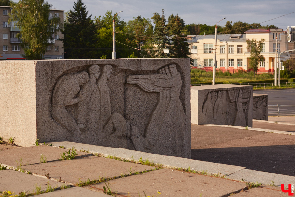 12 июля 1974 года во Владимире, на площади Фрунзе, открыли монумент в честь известного революционера, военачальника Михаила Фрунзе. Памятник представляет собой бронзовую фигуру высотой 5 метров, которая установлена на четырехметровом гранитном блоке. К ней с трех сторон ведут лестницы, а обширная площадка вокруг явно была рассчитана на массовые партийно-комсомольские мероприятия. Величественный монумент являлся главной доминантой площади до тех пор, пока за его спиной не выстроили большой торгово-офисный центр. Но это далеко не единственные удивительные факты о памятнике Фрунзе.