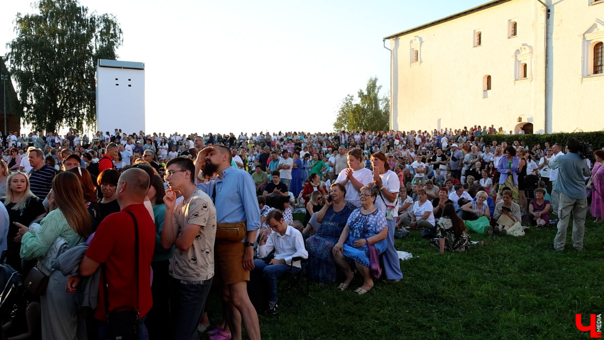 Представление под стенами кремля в Суздале: световое шоу и концерт оркестра  под управлением Валерия Гергиева