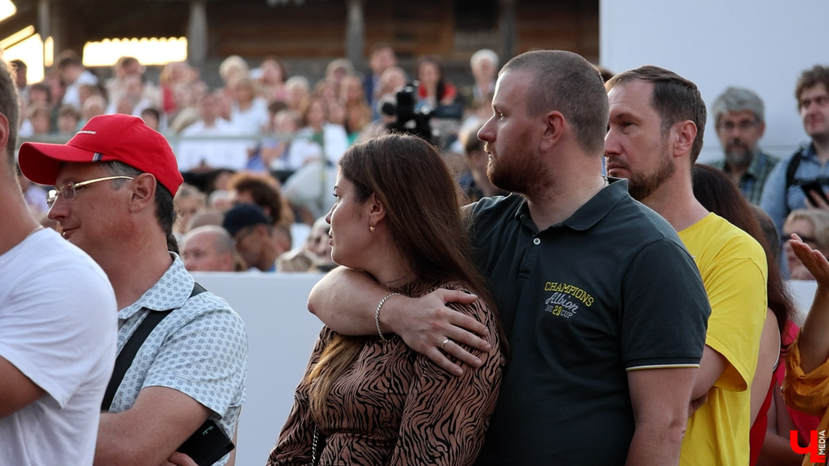 Представление под стенами кремля в Суздале: световое шоу и концерт оркестра  под управлением Валерия Гергиева