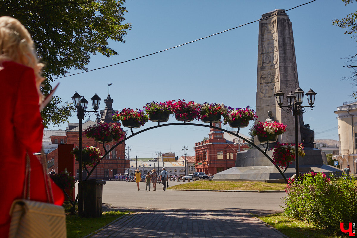 Во Владимире продолжаются работы по озеленению города. Всего планируется высадить около полумиллиона цветов и установить несколько новых топиарных композиций. «Ключ-Медиа» собрал все, что уже украшает областную столицу, в один фоторепортаж, дабы начать трудовую неделю с красоты!