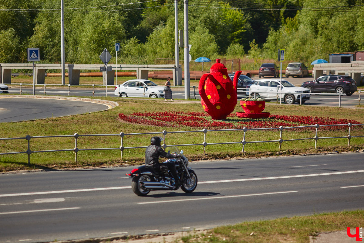 Во Владимире продолжаются работы по озеленению города. Всего планируется высадить около полумиллиона цветов и установить несколько новых топиарных композиций. «Ключ-Медиа» собрал все, что уже украшает областную столицу, в один фоторепортаж, дабы начать трудовую неделю с красоты!