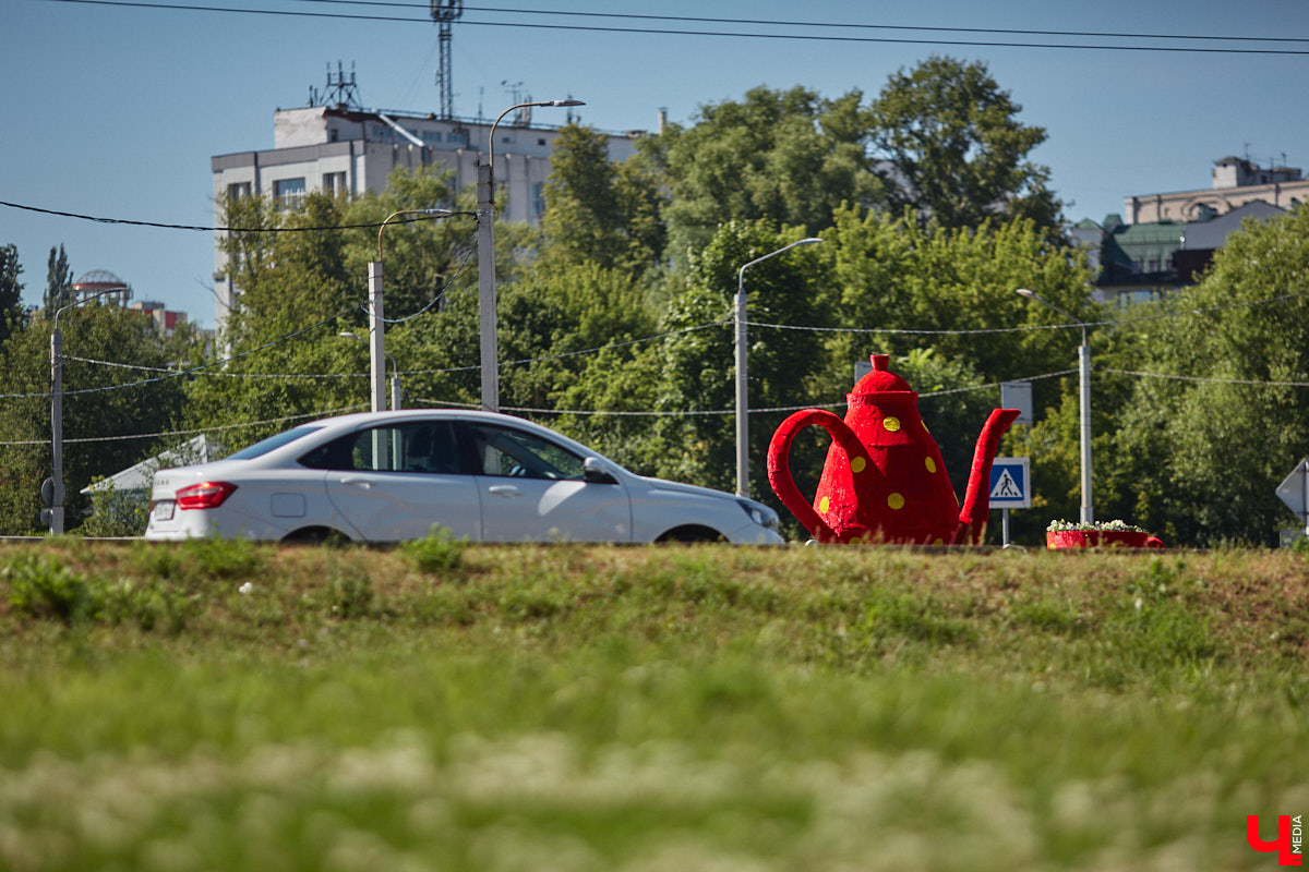 Во Владимире продолжаются работы по озеленению города. Всего планируется высадить около полумиллиона цветов и установить несколько новых топиарных композиций. «Ключ-Медиа» собрал все, что уже украшает областную столицу, в один фоторепортаж, дабы начать трудовую неделю с красоты!