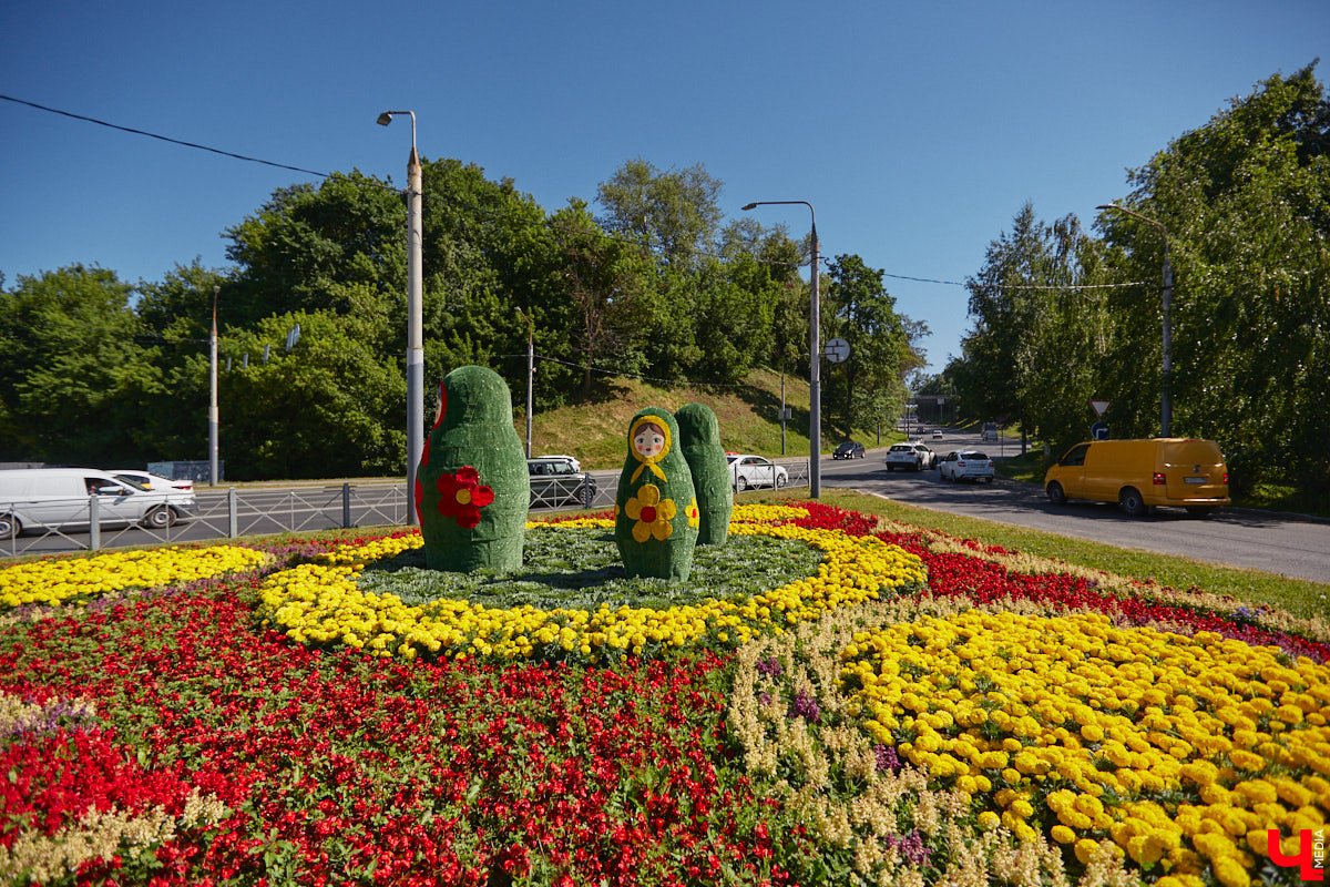 Во Владимире продолжаются работы по озеленению города. Всего планируется высадить около полумиллиона цветов и установить несколько новых топиарных композиций. «Ключ-Медиа» собрал все, что уже украшает областную столицу, в один фоторепортаж, дабы начать трудовую неделю с красоты!