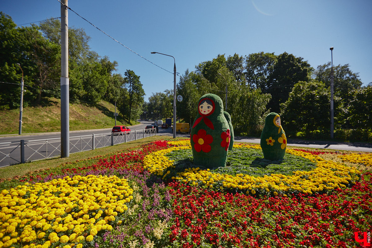 Во Владимире продолжаются работы по озеленению города. Всего планируется высадить около полумиллиона цветов и установить несколько новых топиарных композиций. «Ключ-Медиа» собрал все, что уже украшает областную столицу, в один фоторепортаж, дабы начать трудовую неделю с красоты!