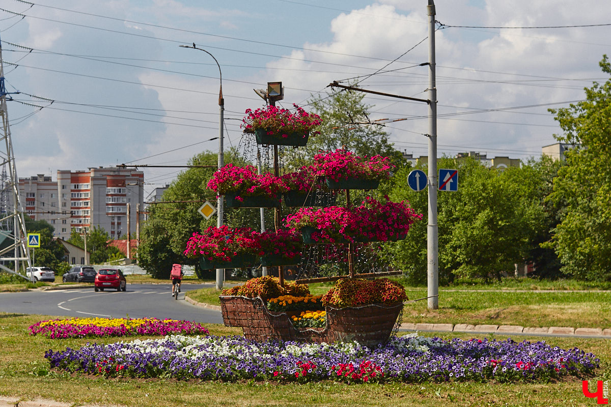 Во Владимире продолжаются работы по озеленению города. Всего планируется высадить около полумиллиона цветов и установить несколько новых топиарных композиций. «Ключ-Медиа» собрал все, что уже украшает областную столицу, в один фоторепортаж, дабы начать трудовую неделю с красоты!