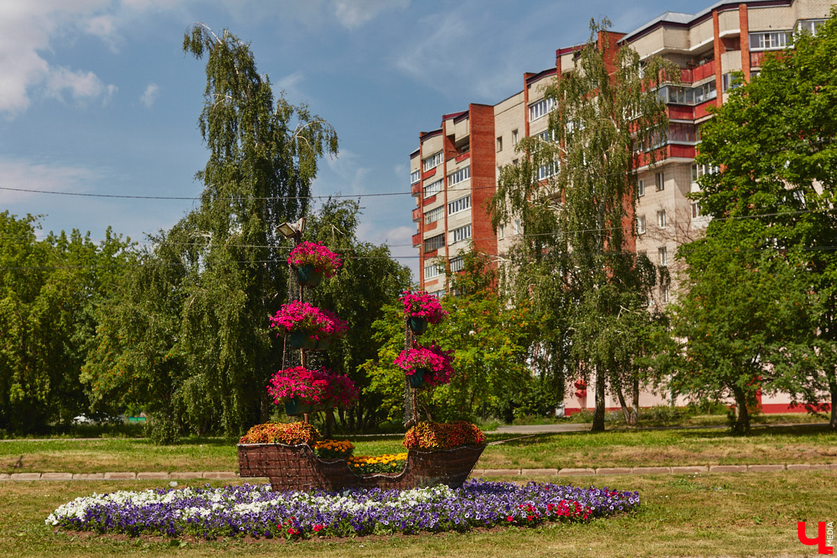 Во Владимире продолжаются работы по озеленению города. Всего планируется высадить около полумиллиона цветов и установить несколько новых топиарных композиций. «Ключ-Медиа» собрал все, что уже украшает областную столицу, в один фоторепортаж, дабы начать трудовую неделю с красоты!